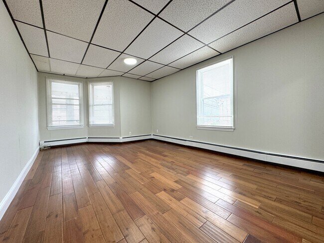 Building Photo - 1005 Winthrop Ave