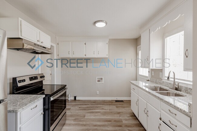 Building Photo - 742 Vanderbilt St