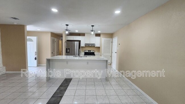 Building Photo - 704 Royce Dr