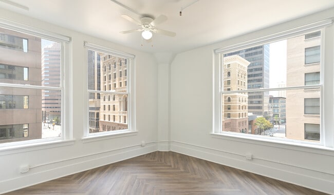 Dormitorios con techos altos y elementos originales. - Bank Lofts