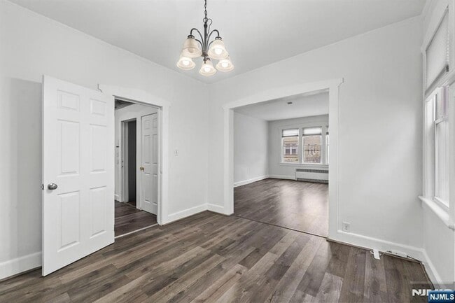 Foto del edificio - 105 Van Riper Ave