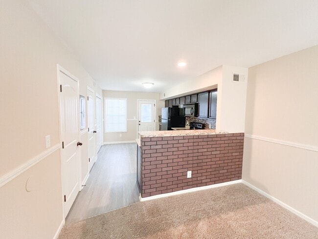 Building Photo - 2 Bedroom 1.5 Bathroom Townhome