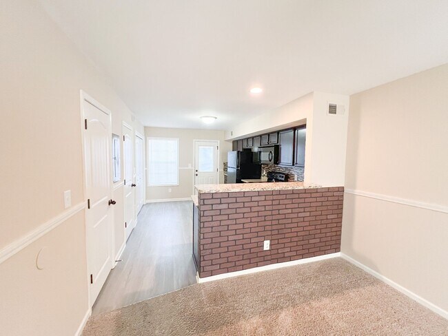 Foto del edificio - 2 Bedroom 1.5 Bathroom Townhome