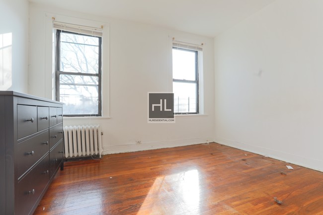 Building Photo - Penthouse 1 Bedroom Apartment Near Ditmars