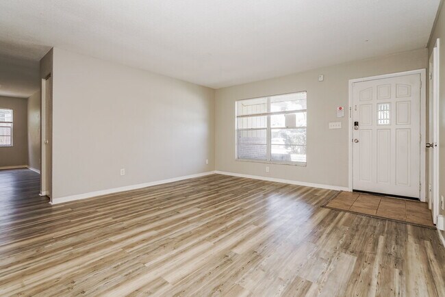 Building Photo - 989 E Normandy Blvd