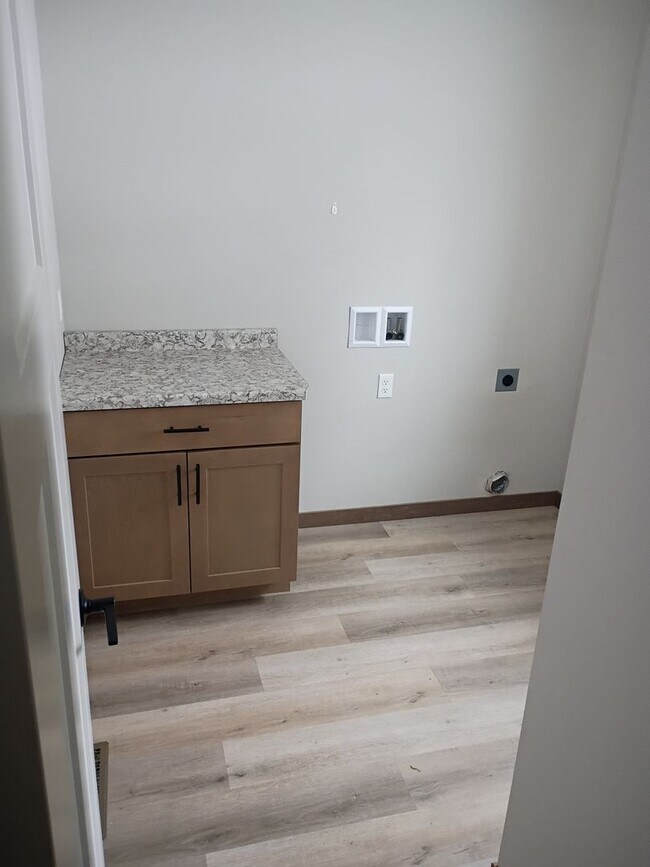 Building Photo - 3 Bed, 3 Bath, House