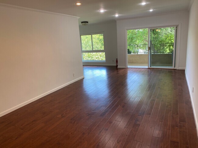 Foto del edificio - 1203 N Sweetzer Ave