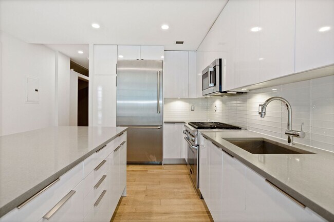 Building Photo - 1 Bed Plus Den 1 Bath! Pets Welcome! Pool!