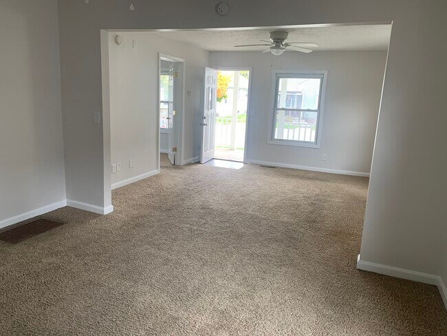Living room - 1205 W Broadway St