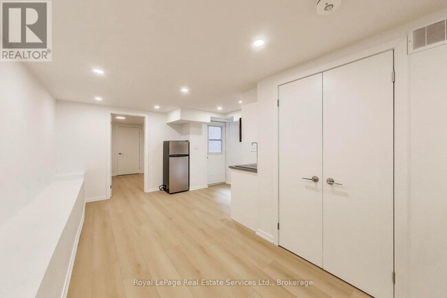 Building Photo - 846 Carlaw Ave