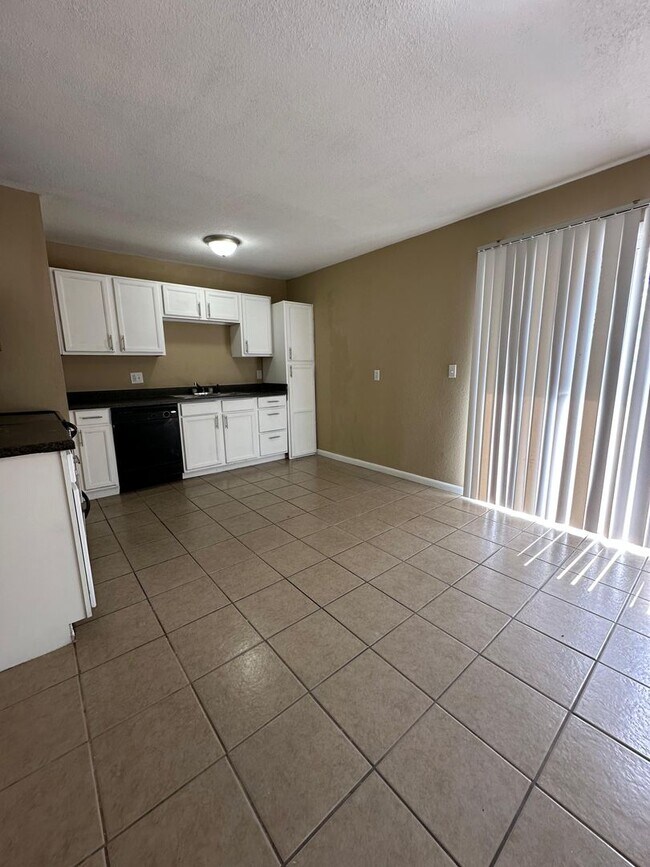 Foto del edificio - 4 bedroom 1 bath