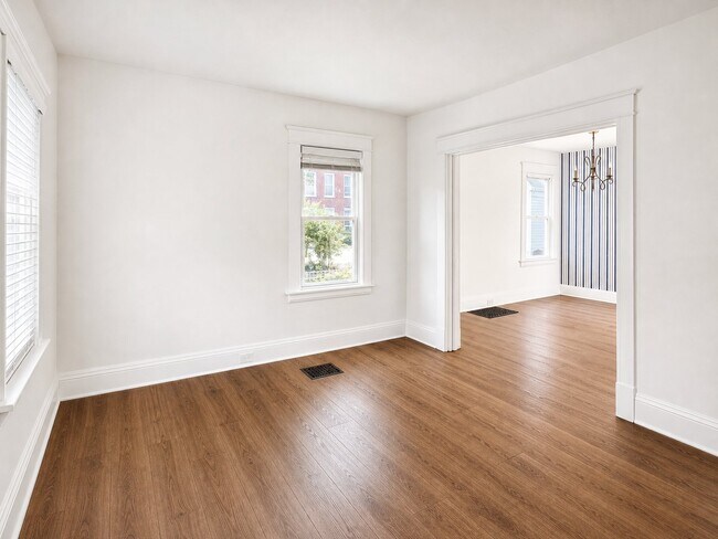 Foto del edificio - 2715 Griffiths Ave