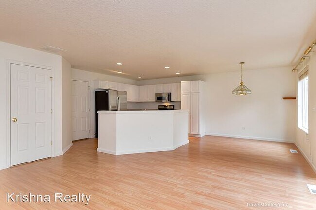 Foto del edificio - 4 br, 2.5 bath House - 4932 NE Candlewood Pl