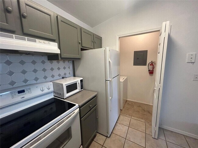 Foto del edificio - 8939 Latrec Ave