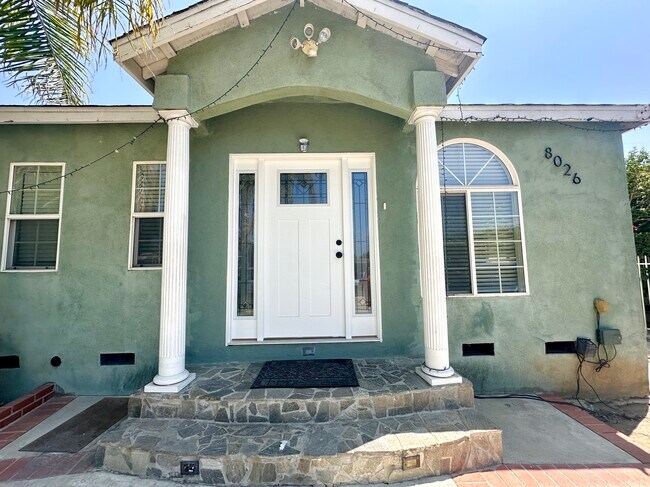 Foto del edificio - 8026 Hinds Ave