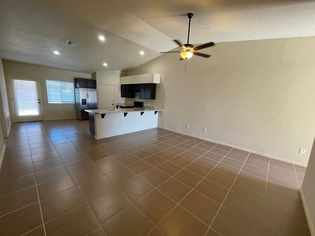 Foto del edificio - 3 Bedroom Townhome in Desert Sky!