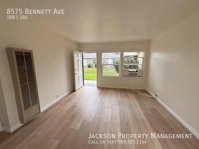 Foto del edificio - 8575 Bennett Ave