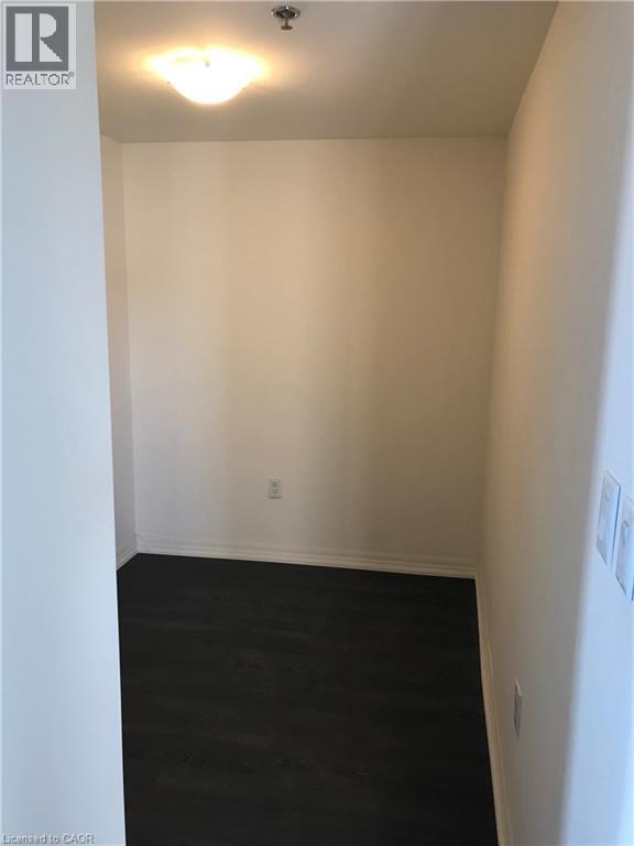 Photo du bâtiment - 560 N Service Rd