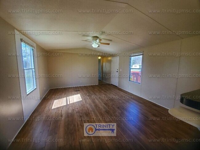 Foto del edificio - HUGE LOT! Pets welcome!
