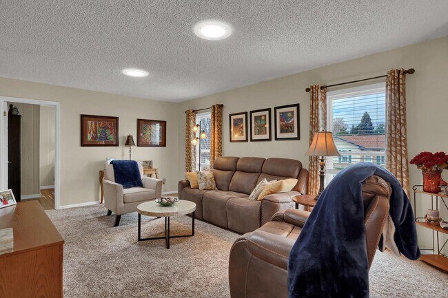 Building Photo - Wonderful 4 bedroom near Powers amenities!