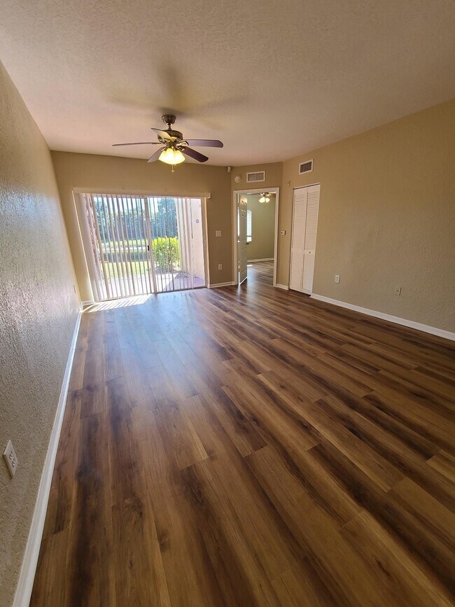 Foto del edificio - 1063 Golden Lakes Blvd