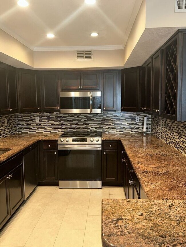 Foto del edificio - THE TRIAD TOWNHOMES IN CARROLLWOOD
