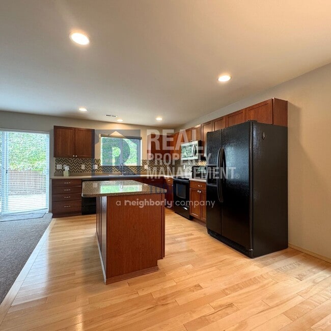 Building Photo - 3 Bedroom + Office Near Amenities!