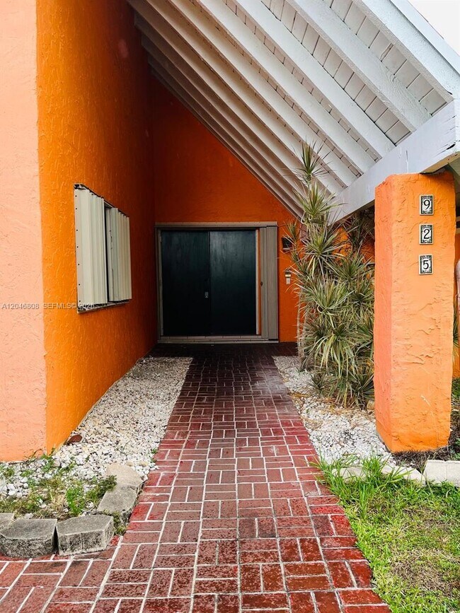 Foto del edificio - 925 NE 207th Terrace