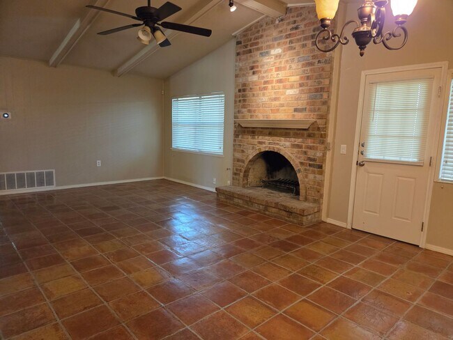 Building Photo - Spacious NE side single story home
