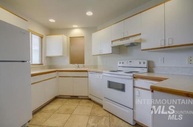 Building Photo - Townhome Columbia Village – Close to Everything Boise Offers