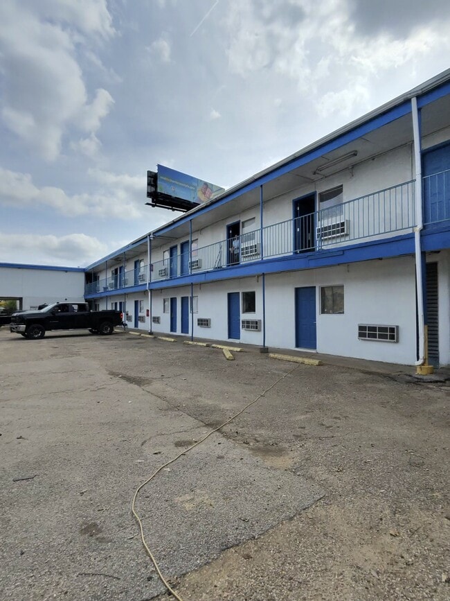 Building Photo - 711 Pasadena Fwy