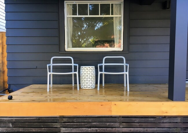 Front porch - 6605 N Fenwick Ave