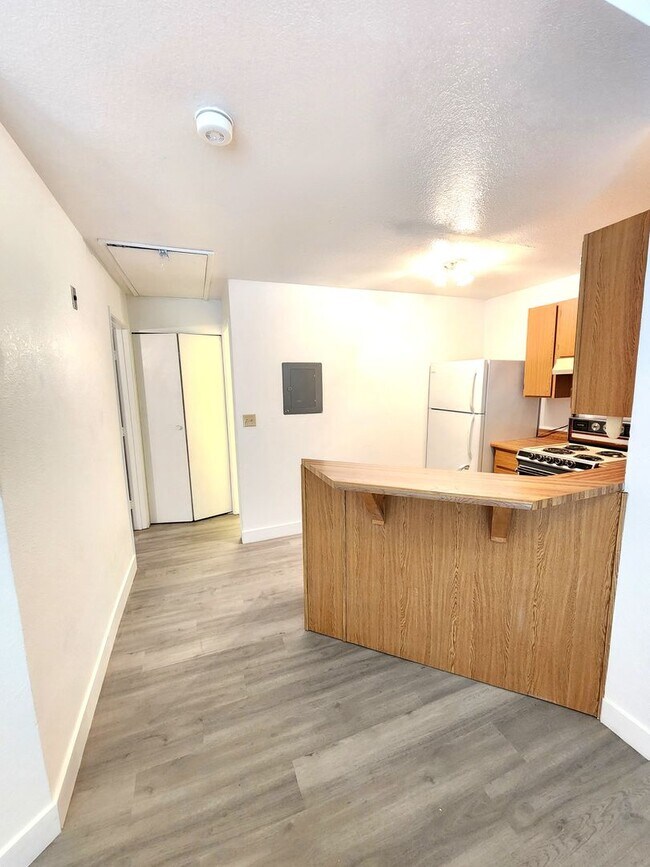 Building Photo - Charming Condo in the city of Las Vegas