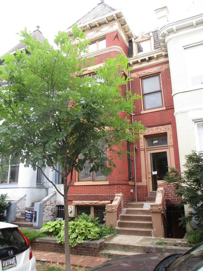 Building Photo - 928 Westminster St NW