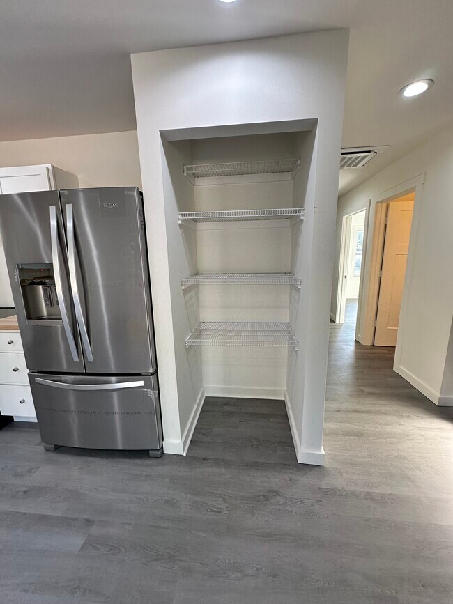 Foto del edificio - 560 White Pine Dr