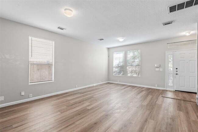 Foto del edificio - 2311 Walnut Fair Ln