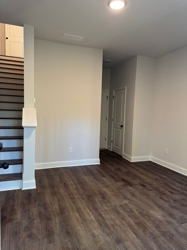 Building Photo - Luxury Lakeview Living Just Minutes from D...