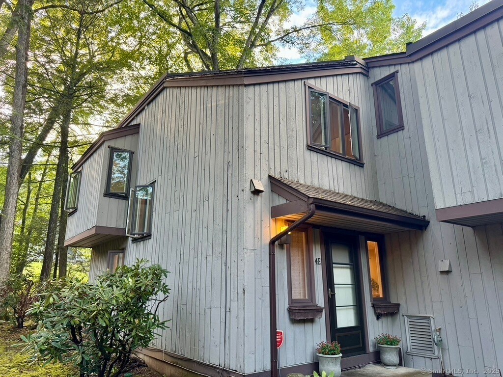 Primary Photo - 4 Earls Ct