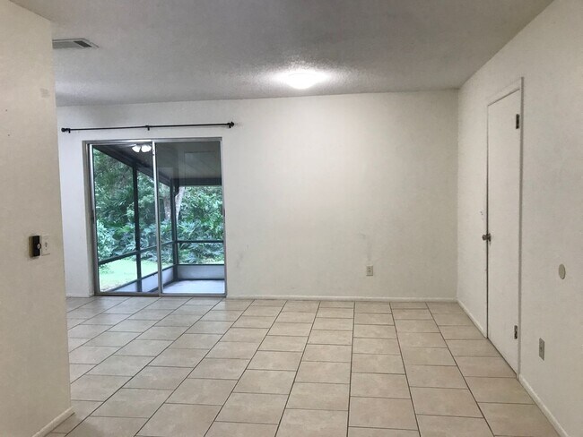 Foto del edificio - 3 bedroom, 1 and 1/2 bath, 1 car garage, r...