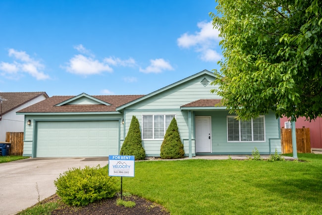 Building Photo - Charming Single Level Redmond Home!