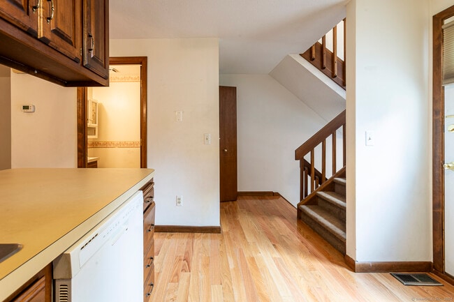 Building Photo - 1 Oak Frst Dr