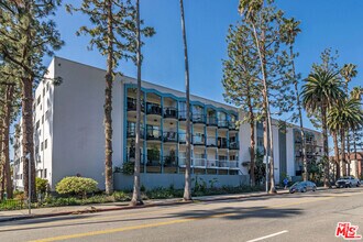 Building Photo - 7560 Hollywood Blvd