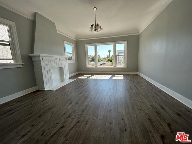 Foto del edificio - 759 1/2 N Ridgewood Pl