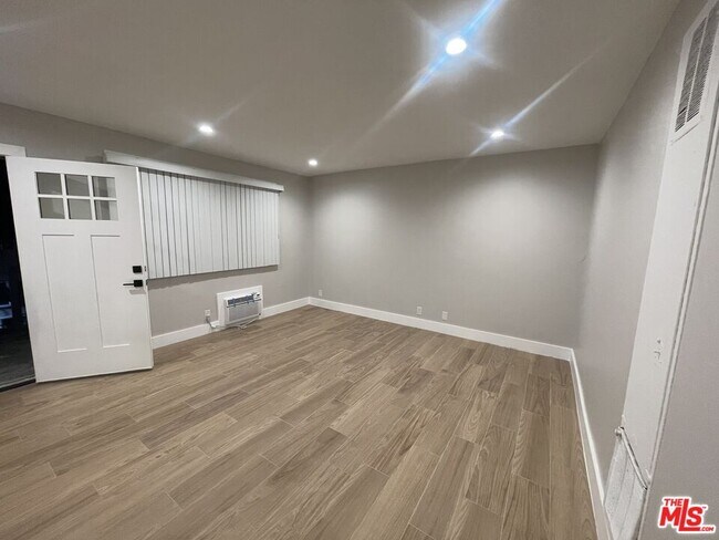 Foto del edificio - 14921 Vanowen St