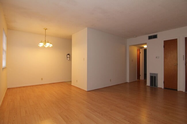 Building Photo - Spacious 1 bedroom 1 bath - available Augu...