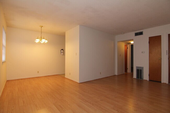 Foto del edificio - Spacious 1 bedroom 1 bath - available Augu...