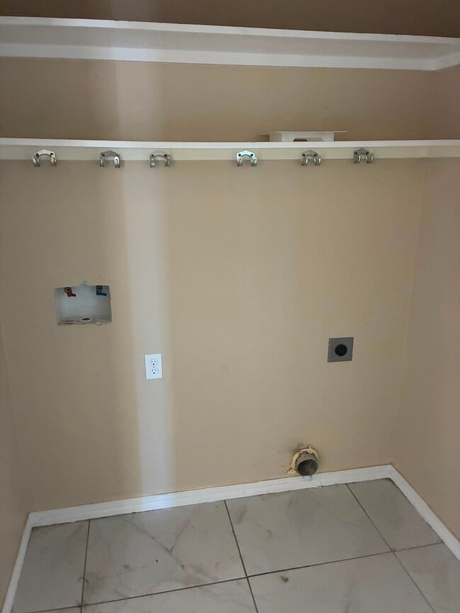 Building Photo - 3012 Basil Dr