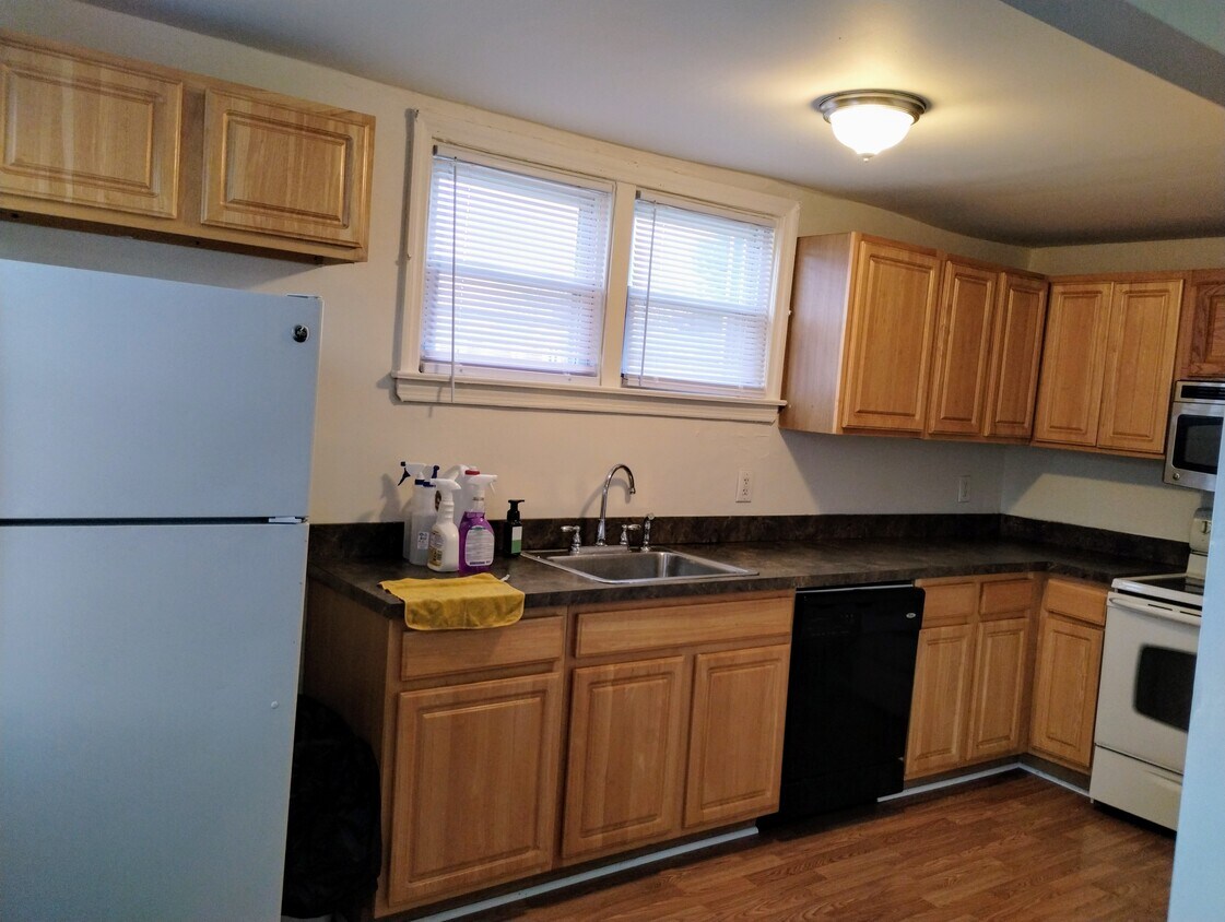 Primary Photo - 200 W 21st St