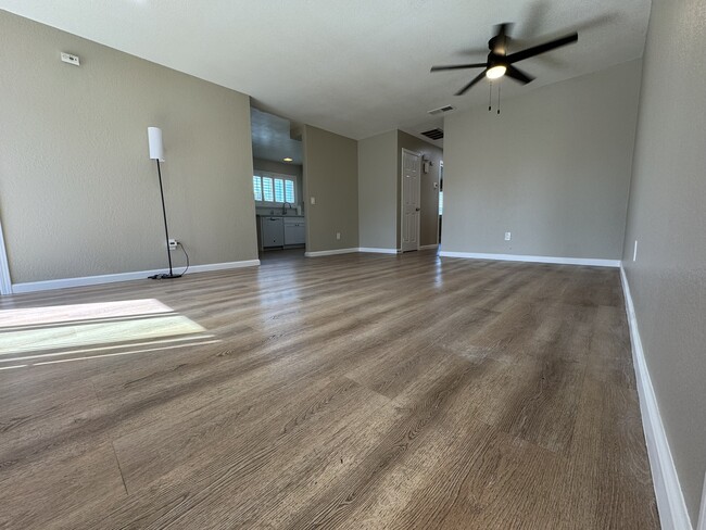 Sala de estar - 1117 Oxford Dr