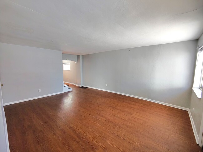 Building Photo - *Spacious & Updated 2BD/2BA Single Family ...